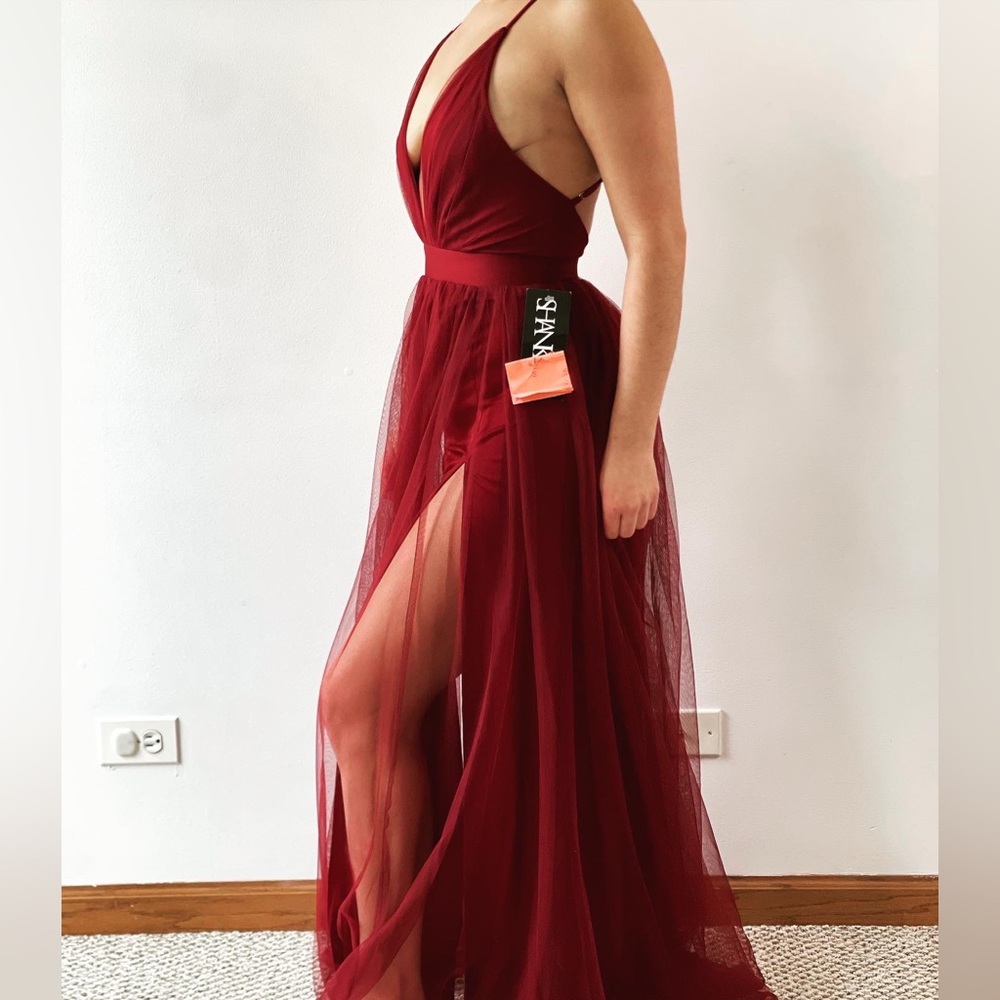 Brand New, beautiful and fresh. Adjustable strips, two opens at the front.